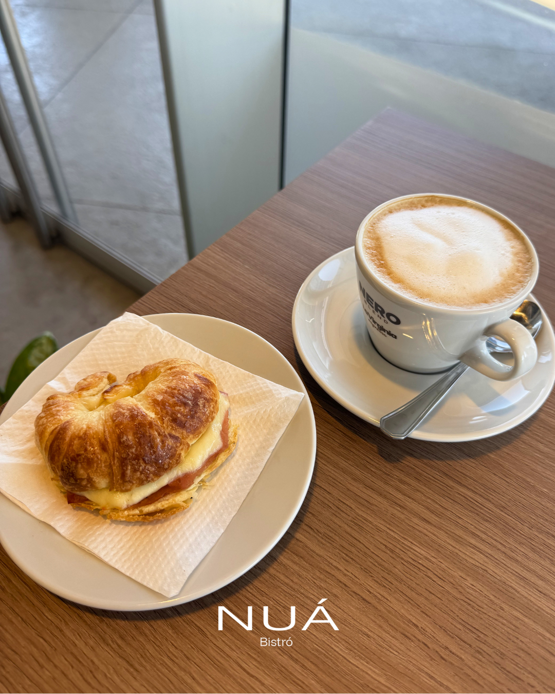 Croissant de jamón y queso con capuccino